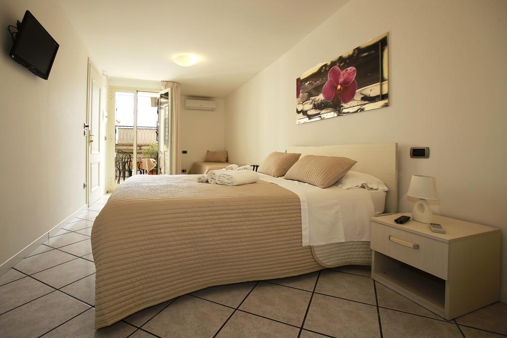 B&B A Casa Di Amici Giardini Naxos Bagian luar foto