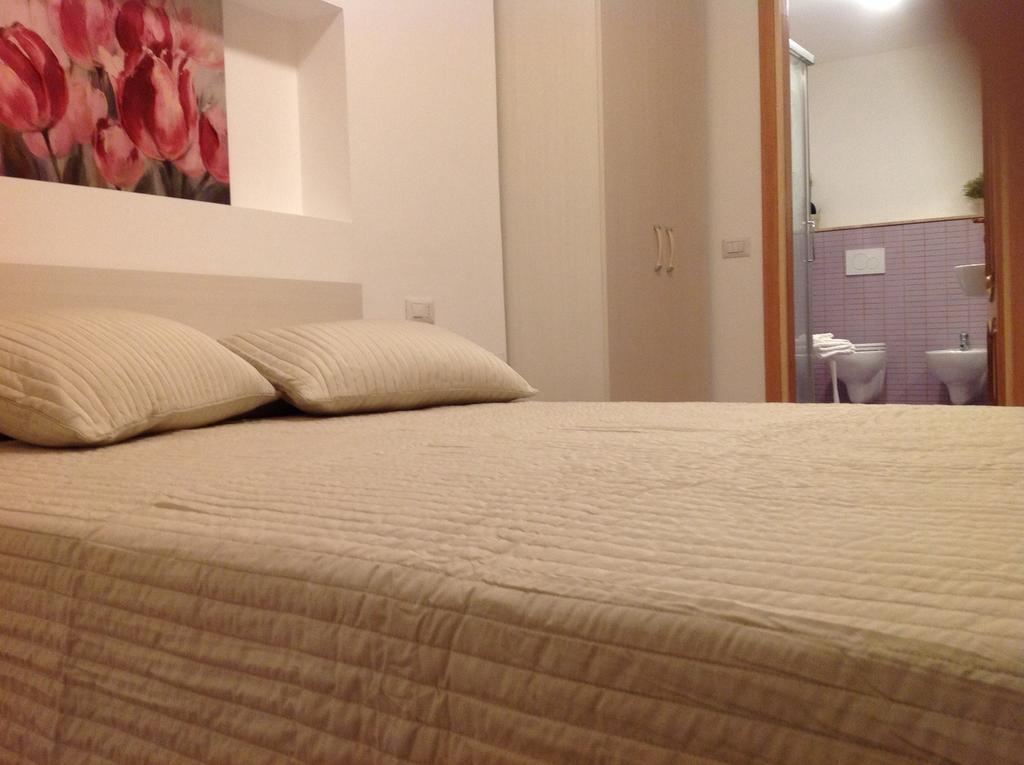 B&B A Casa Di Amici Giardini Naxos Ruang foto