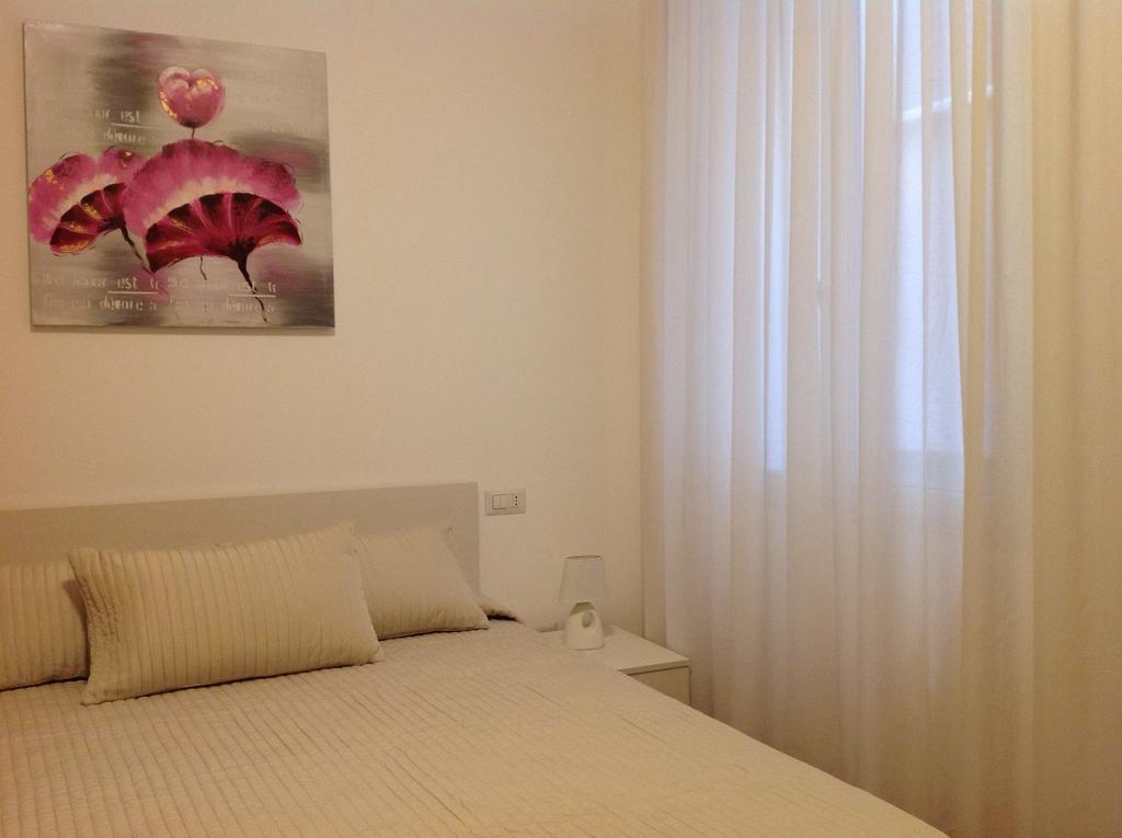B&B A Casa Di Amici Giardini Naxos Ruang foto